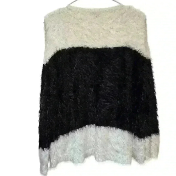 Vince Camuto Women's Black Off-White Colorblock Soft Eyelash Sweater Size S #224 - Picture 2 of 4